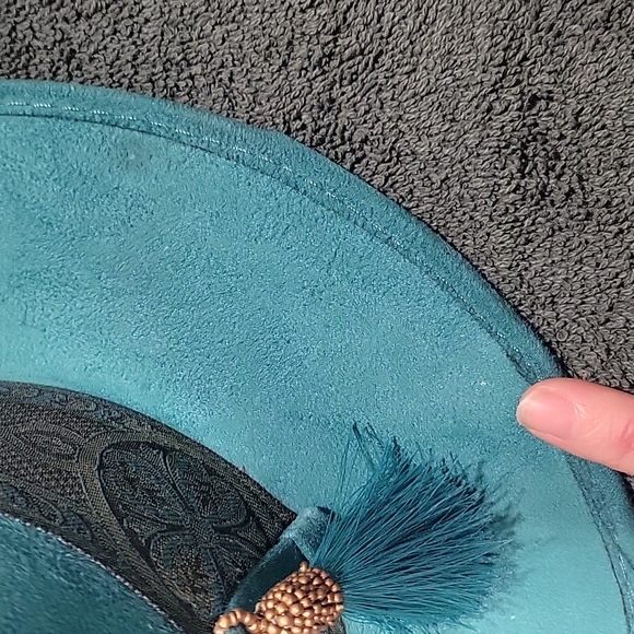 Hat N Roses - Picture 3 of 5